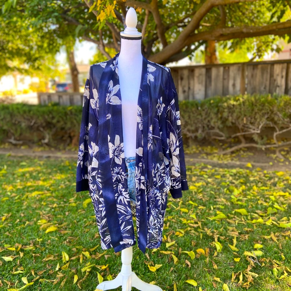 Victorias Secret Vintage Blue Sheer white Floral Gorgeous Kimono/Robe